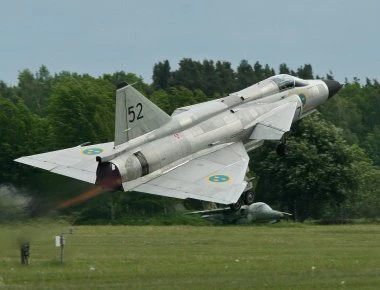Όταν το SAAB Viggen προωθούσε τα αυτοκίνητα της SAAB (βίντεο)